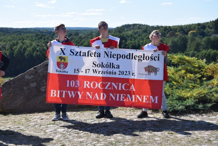 X Sokólska Sztafeta Niepodległości. Uczniowie szkół wyruszyli szlakiem polskich bohaterów i miejsc pamięci (zdjęcia, wideo)