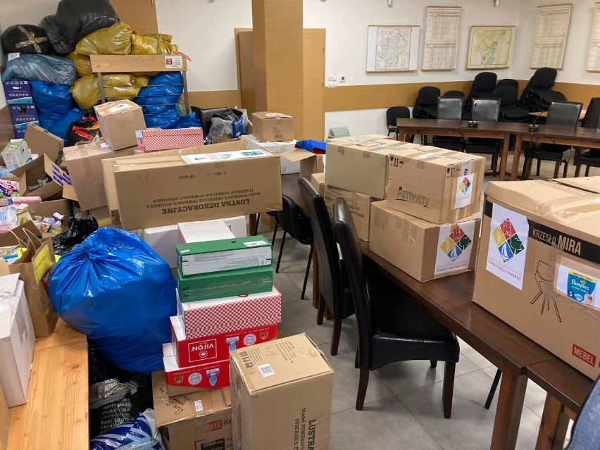 Burmistrz Debrzna z zastępcą zawieźli prawie tonę darów dla emigrantów na białoruskiej granicy