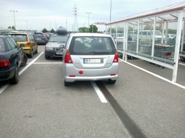 Parkowanie na chama przed Auchan Białystok