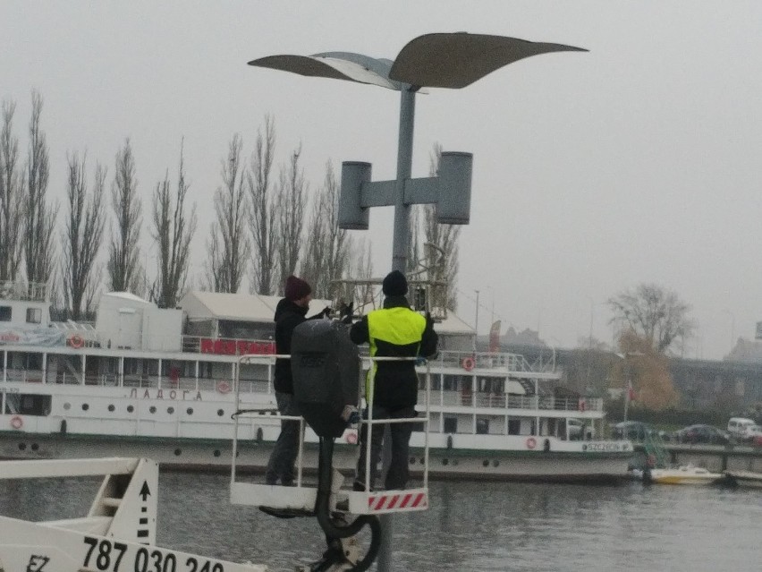 Setki świątecznych ozdób rozświetlą Szczecin! Już je montują