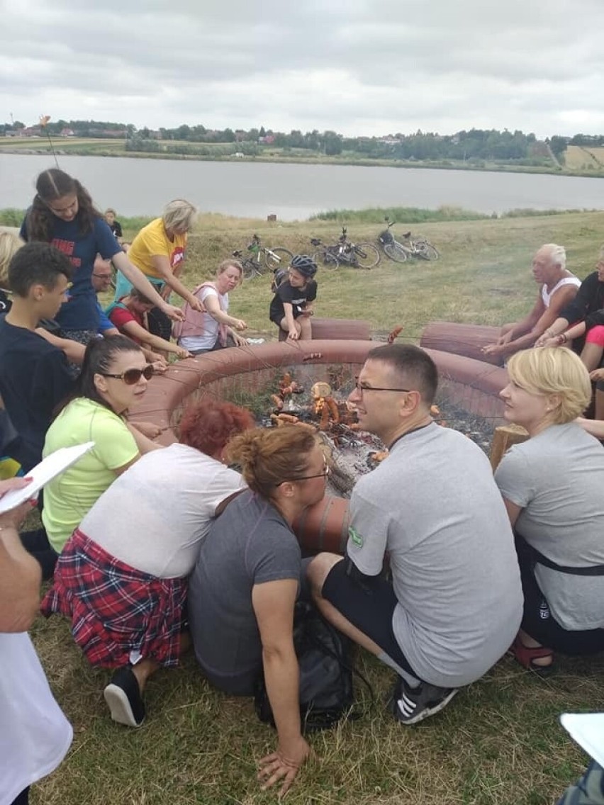 Udany Rajd Rowerowy w gminie Kazimierza Wielka. Za metą było ognisko przy kazimierskim zbiorniku retencyjnym. Zobaczcie zdjęcia