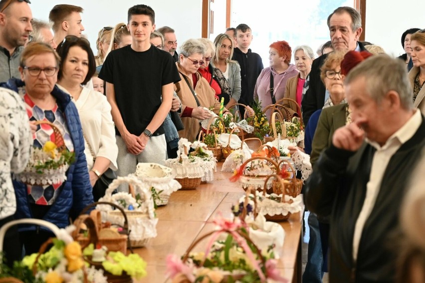 Święcenie pokarmów w Parafii świętego Franciszka z Asyżu w Kielcach. Było wielu wiernych. Zobacz zdjęcia