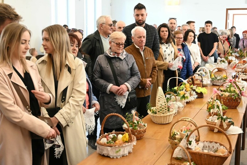 Święcenie pokarmów w Parafii świętego Franciszka z Asyżu w Kielcach. Było wielu wiernych. Zobacz zdjęcia