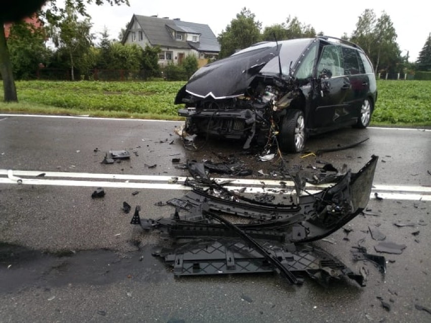 Wypadek w Martągu. Zderzyły się dwa samochody osobowe, jedna osoba trafiła do szpitala [ZDJĘCIA]