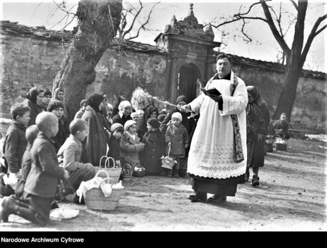 Wielka Sobota w Niepołomicach, rok 1932. Święcenie pokarmów