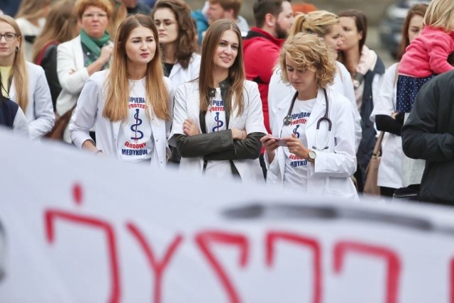 Protest młodych lekarzy rezydentów rozlał się po całym kraju. Na szczęście w Krotoszynie nikt umów nie wypowiada