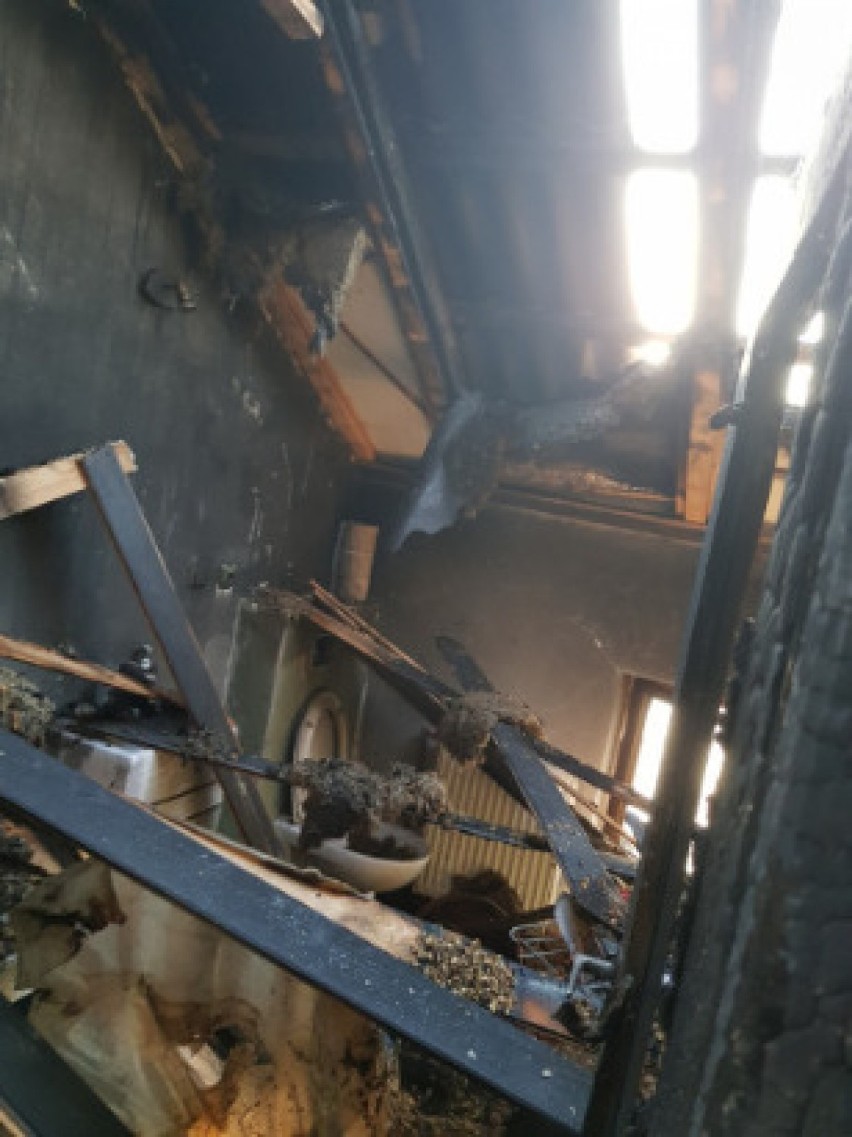 Pożar zniszczył dom rodziny z Czartek w gminie Sieradz. Ruszyła pomoc w postaci internetowej zbiórki pieniędzy (zdjęcia)
