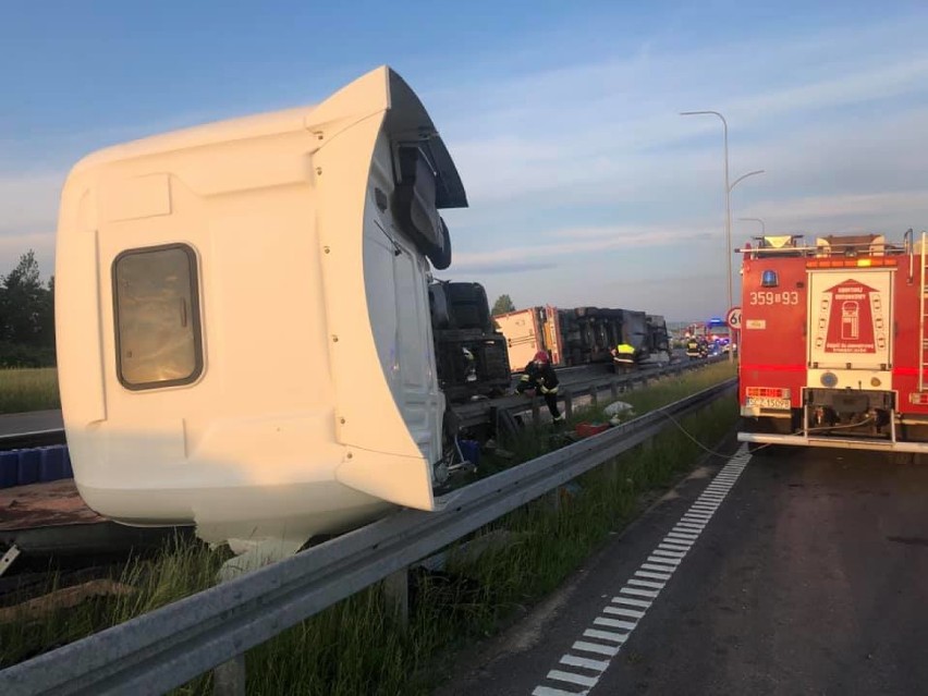 Kierowca tira zasnął, ciężarówka przewróciła się [ZDJĘCIA]. Autostrada A1 za Częstochową zablokowana, są objazdy