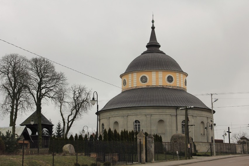 Kościół w Parkowie pokryty blachą miedzianą, pod krzyżem na szczycie wieży kula, 2016 rok