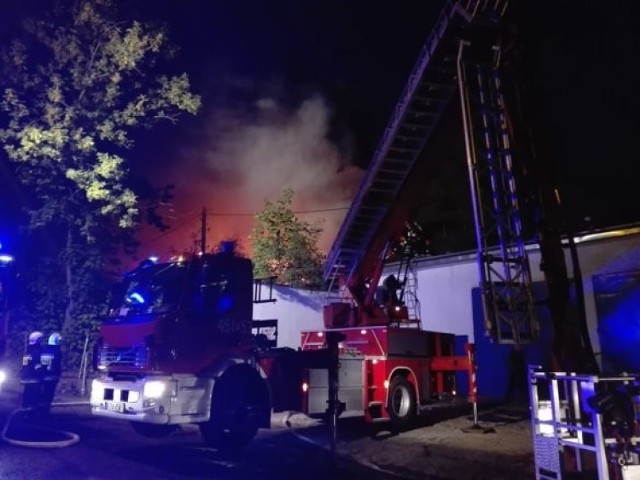 Do dużego pożaru w Żarach przy ul. Szpitalnej doszło we wtorek 13 sierpnia około godz. 21.00.

Z ogniem walczy kilkanaście zastępów straży pożarnej. Z daleka widoczne są kłęby dymu. Pożar jest na tyle poważny, że trwa ewakuacja samochodów znajdujących się w pobliżu miejsca pożaru.



Więcej informacji podamu niebawem.