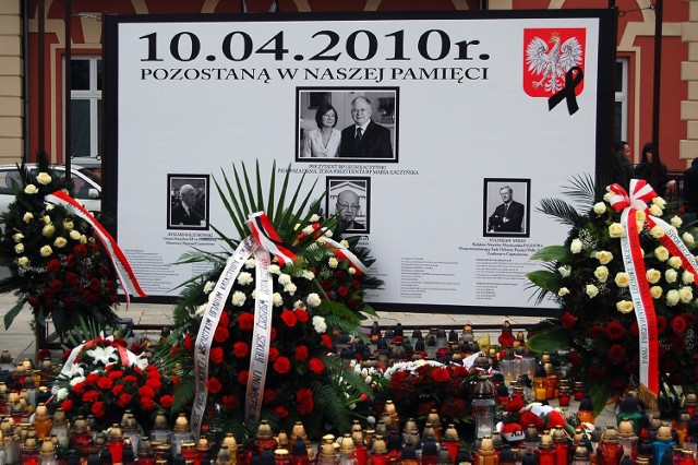 Częstochowa opłakiwała śmierć rządowego Tupolewa, który rozbił się pod Smoleńskiem Zobacz kolejne zdjęcia. Przesuwaj zdjęcia w prawo - naciśnij strzałkę lub przycisk NASTĘPNE