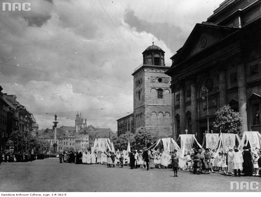 11.06.1925 r.  Fragment procesji na ul. Krakowskie...