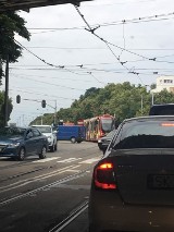 Zerwana trakcja tramwajowa w Gdańsku 15.06.2018. Na blisko 3 godziny wprowadzono autobusową komunikację zastępczą