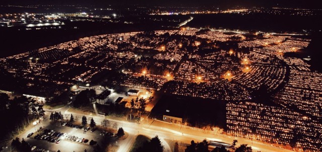 W dzień Wszystkich Świętych Cmentarz Komunalny na radomskim Firleju zwłaszcza wieczorem robi wielkie wrażenie. Setki tysięcy rozświetlonych zniczy, ale też ogromna powierzchnia cmentarza robią wrażenie. Autor profilu "Radomski Dron" obleciał dronem nad nekropolią. Fotografie robia wrażenie! 

ZOBACZ ZDJĘCIA CMENTARZA Z LOTU PTAKA ===>>> 
