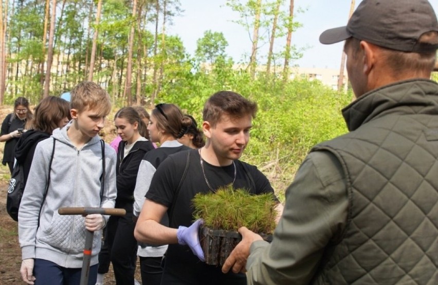 Uczniowie zasadzili prawie 2000 drzew w Pustkowie Osiedlu
