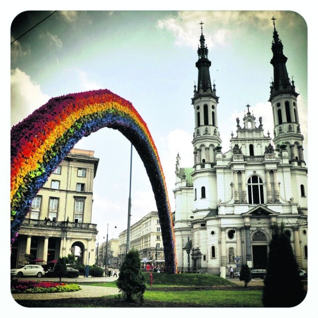 Piątek, około 23. Tłum ludzi z Planu B i Charlotty wylewa się na chodnik. Siedząc na schodach, parapetach w podcieniach, wielkich donicach z kwiatami i stojąc na każdym wolnym skrawku chodnika, popijają drinki i rozmawiają. Podobnie jest w czwartki czy soboty. Rozbawione głosy i szum rozmów milkną dopiero późno w nocy. Albo nad ranem. 

Czytaj także: Artystyczna instalacja na Placu Zbawiciela: Kolorowa tęcza nad stołecznym niebem

Wtorek, 11 rano. W Bastylii, Charlotcie i Cafe Karma siedzą ludzie. Część przyszła tu popracować, niektórzy po prostu wpadli na śniadanie, jeszcze inni umówili się na biznesowe spotkania. Plac Zbawiciela od kilku lat nieustannie przyciąga tłumy ludzi. Na czym polega magia tego miejsca? 
-&nbsp;Można to wytłumaczyć czysto technicznie, bo plac Zbawiciela to jeden z nielicznych placów w Warszawie, z którego - dzięki podcieniom - można korzystać przez cały rok, co skrupulatnie wykorzystują właściciele znajdujących się tu restauracji i barów - mówi Grzegorz Piątek, krytyk architektury. - Ponadto, mimo że znajduje się tu duże rondo, zbiegają się tu głównie jednokierunkowe ulice, dlatego jest dość spokojnie - dodaje.