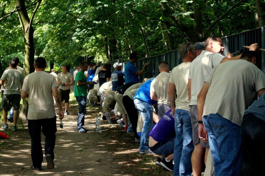 Amerykańscy żołnierze z Łasku malowali błot ogrodu...