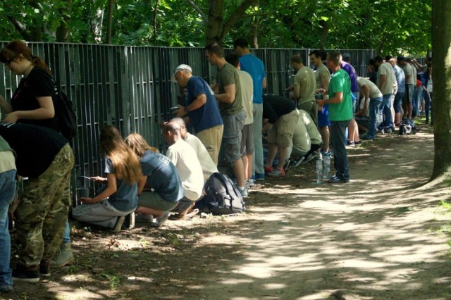 Amerykańscy żołnierze z Łasku malowali błot ogrodu botanicznego w Łodzi