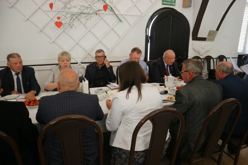 Uroczysta sesja rady powiatu w Osiecznej