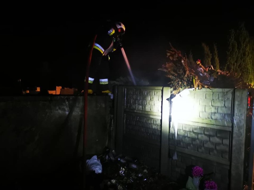 Strażacy z Kamieńska znów gasili pożar kontenera na śmieci przy cmentarzu