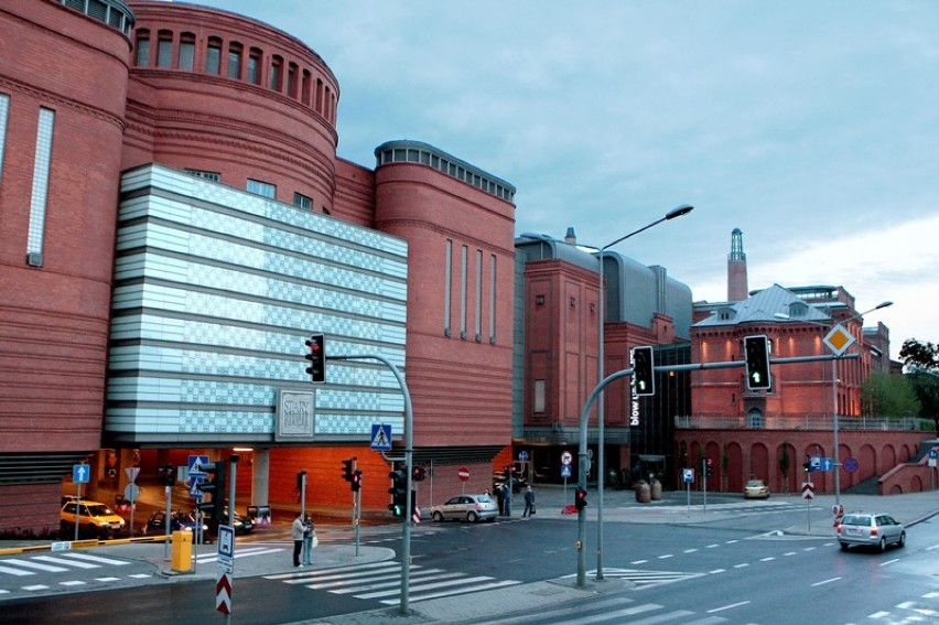 Budowa Centrum Sztuki i Biznesu rozpoczęła się 2002 roku, a...