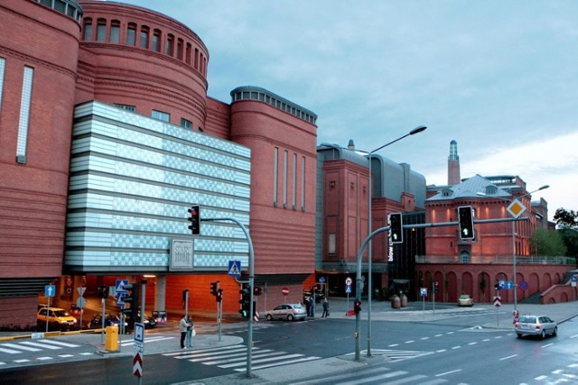 Budowa Centrum Sztuki i Biznesu rozpoczęła się 2002 roku, a zakończyła w 2003. Dwa lata później trwała już rozbudowa Starego Browaru, która zakończyła się w 2007 roku. 

Stary Browar w Poznaniu przez ostatnie 10 lat odwiedziło 120 mln osób.Wraz z Fundacją Art Stations Grażyny Kulczyk, która także obchodzi 10. urodziny, zorganizował przez dekadę blisko tysiąc projektów artystycznych i kulturalnych: warsztatów, koncertów, przeglądów, pokazów filmowych, wystaw, wykładów, a nawet programów stypendialnych. Tylu działań artystycznych i kulturalnych nie zrealizowało żadne przedsiębiorstwo prywatne w Polsce. 

Zobacz: Więcej o Starym Browarze w Poznaniu 