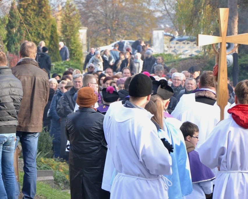 Procesja na Wszystkich Świętych w Malborku [ZDJĘCIA]. Uroczystość na Cmentarzu Komunalnym