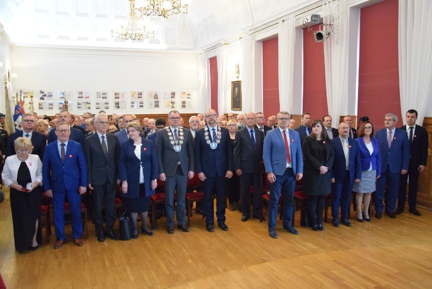 Po 20 latach Rada Powiatu Pleszewskiego ponownie zebrała się na uroczystej sesji w auli Liceum i Gimnazjum im. Stanisława Staszica