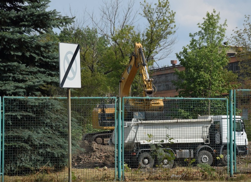 Rusza budowa Kauflanda w Zawierciu? Na terenie pojawiły się koparki i ciężarówki FOTO