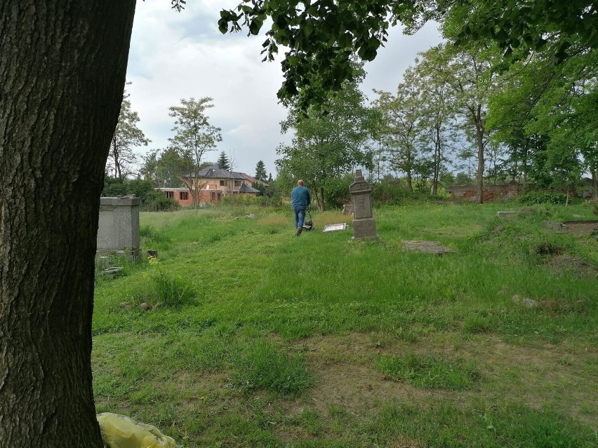 Ochotnicy po raz kolejny posprzątali brzeziński cmentarz ewangelicki. Pracy było sporo, ale efekt jest znakomity