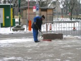 Zimowe obowiązki: Kto powinien odśnieżać chodniki i usuwać sople?