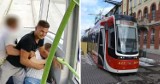 Brutalny atak w częstochowskim tramwaju! Uderzył kila razy pasażera. Rozpoznajesz?