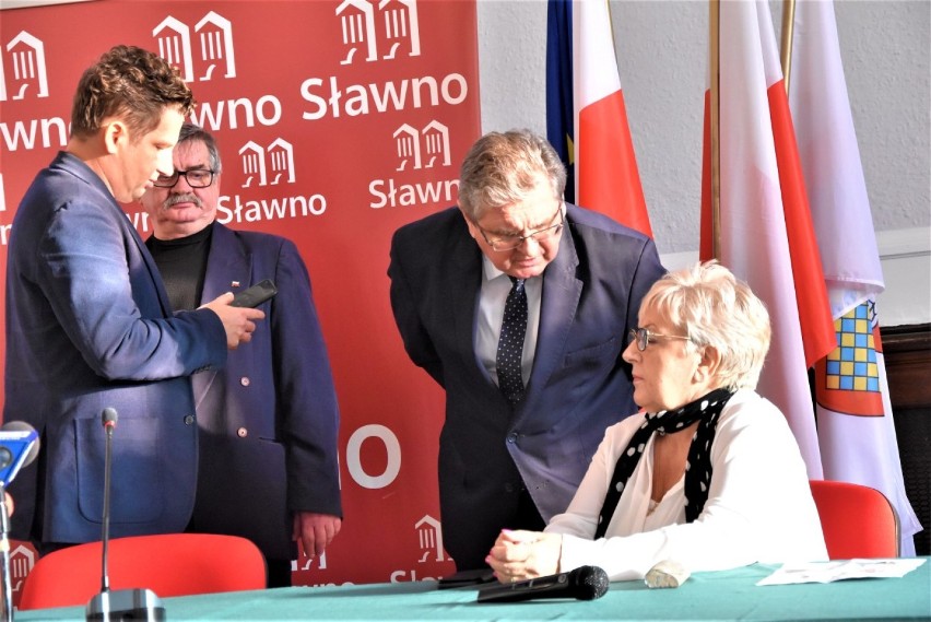 Poseł Czesław Hoc z PiS zwołał w Sławnie konferencję prasową...