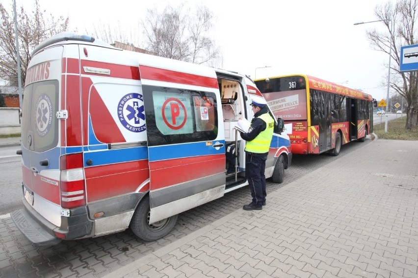 Wypadek w miejskim autobusie w Kielcach. Pasażerka trafiła do szpitala