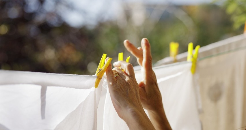 Wywieszanie prania na balkonie praktykują wszyscy. W końcu...