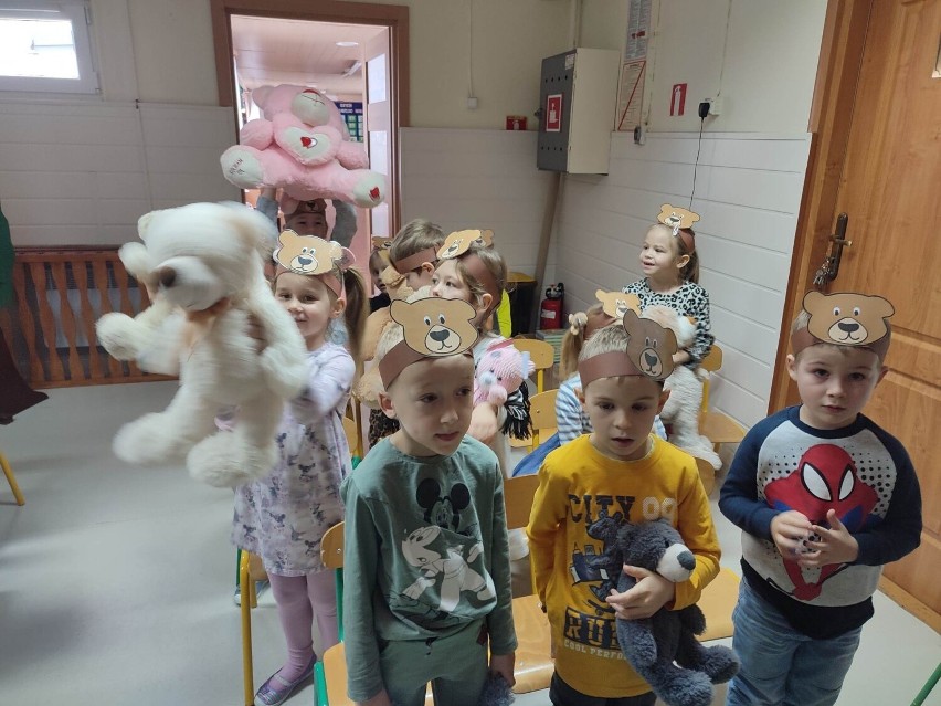 Obchody Światowego Dnia Pluszowego Misia w Przedszkolu numer 1 w Jędrzejowie. Występy artystyczne i wspólna zabawa. Zobacz zdjęcia