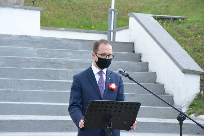 Modlitwa, złożenie kwiatów i odśpiewanie hymnu. Skromne uroczystości w Dąbrowie Białostockiej