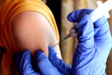 Będzie więcej refundowanych szczepionek przeciw grypie. Eksperci alarmują: „Takie szczepienie jest szczególnie ważne”