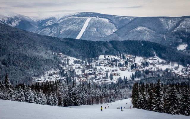 By z Kotliny Jeleniogórskiej dostać się samochodem do popularnego szczególnie wśród polskich narciarzy - Szpindla, trzeba przejechać ponad 80 kilometrów.