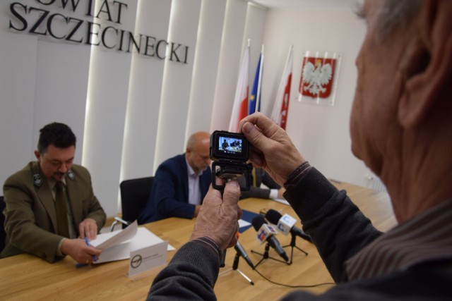Starosta Krzysztof Lis i nadleśniczy Sławomir Cichoń podpisują umowę o dotacji