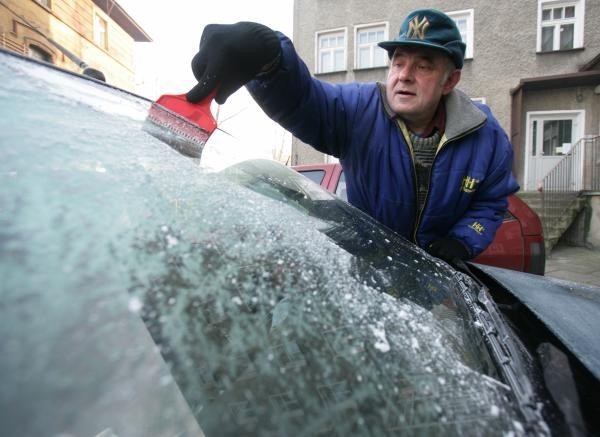 Siarczyste mrozy dotkliwie odczuwają również kierowcy niegarażowanych samochodów