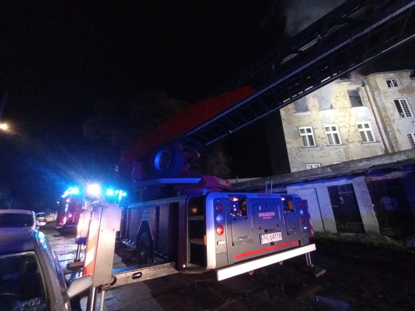 Potrzebna pomoc dla poszkodowanego w pożarze mieszkania przy ul. Harcerskiej w Kaliszu. ZDJĘCIA