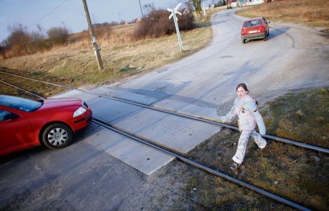 W Bolechówku-Potaszach piesi i kierowcy nie mają alternatywy &#8211; muszą obok siebie pokonywać przejazd kolejowy