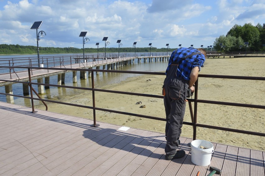 Pomost na plaży nad jeziorem Głębokim już z dodatkowymi...