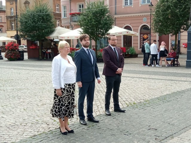 Po konferencji prasowej, delegacja grudziądzkiego Klubu Konfederacji (od lewej): Bożena Borsuk, Marcin Łasiński oraz Bartosz Iwicki złożyła kwiaty pod pomnikiem Żołnierza Polskiego na Rynku, z okazji 81. rocznicy wybuchu II wojny światowej