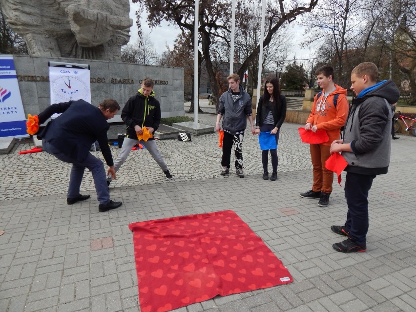 Opolska młodzież wzięła udział w akcji przy pomniku...