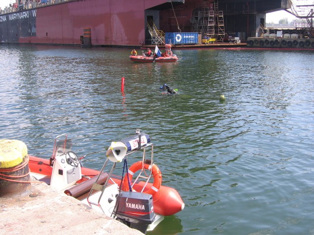 Grupa nurków zlokalizowała zatopiony pojazd na dnie kanału.