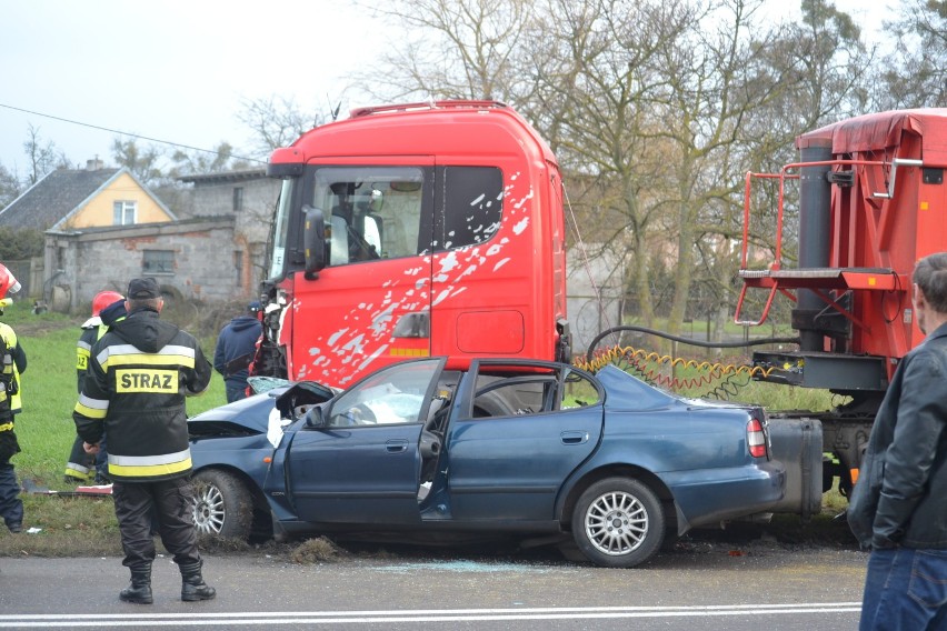 Wypadek w Tychnowach. Ciężarówka zderzyła się z samochodem osobowym