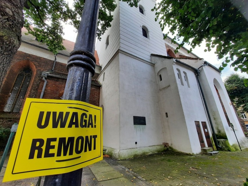 Remontowany zabytkowy Kościół Zbawiciela w Kluczborku.