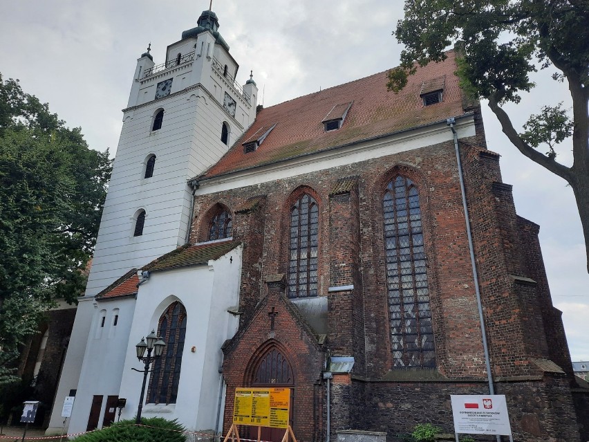 Remontowany zabytkowy Kościół Zbawiciela w Kluczborku.